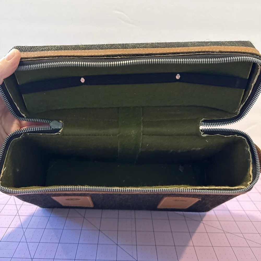 VINTAGE HARD‎ SHELL CAMERA CASE